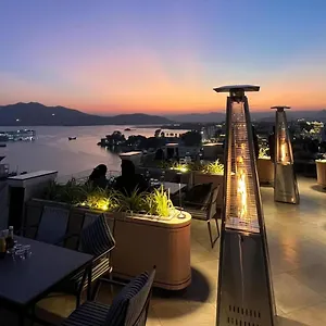 The Red Pier By Downtown Hotel